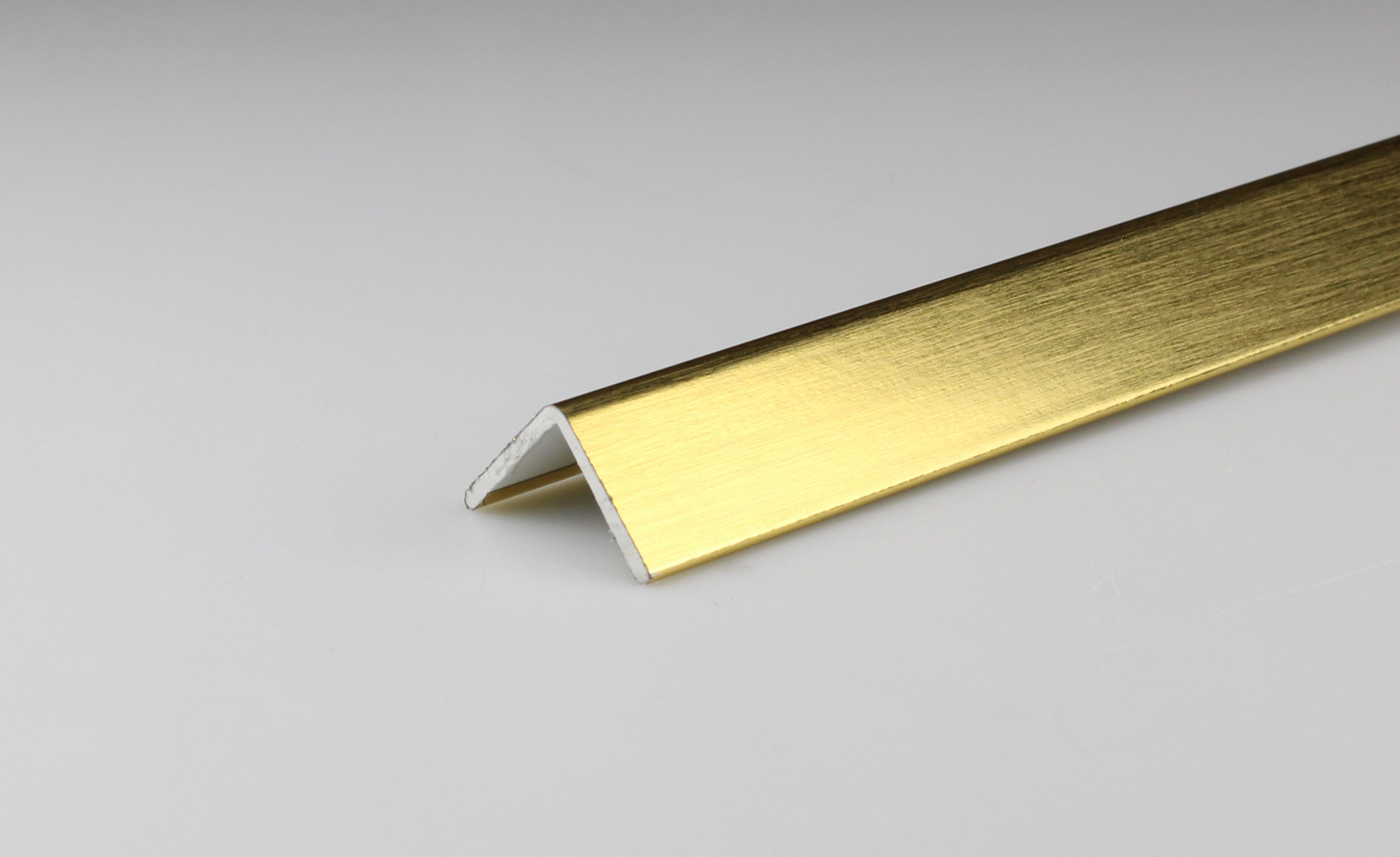 Cornière finition pvc or brossé autocollant mm.25x25