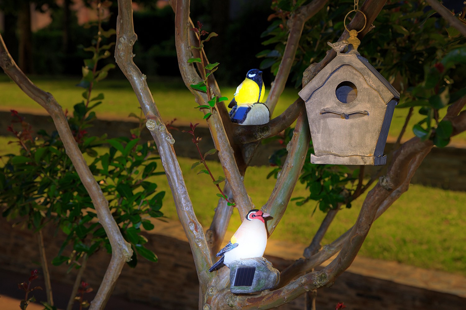 Oiseaux solaires figuratifs en resine