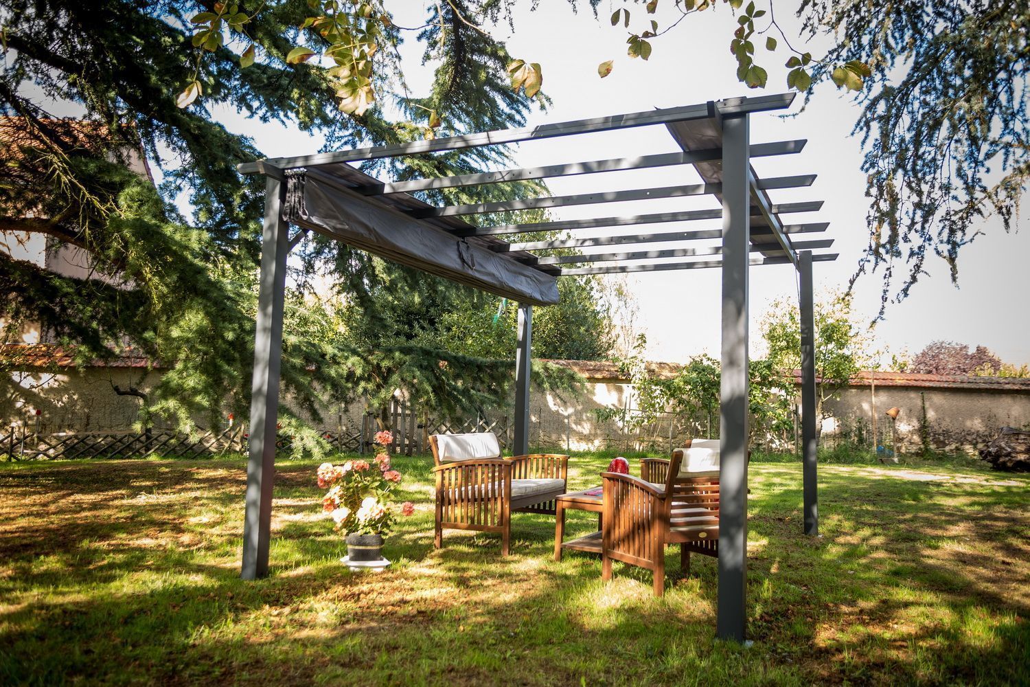 Pergola aluminium mixte coloris gris anthracite poteaux grosses sections 100x100 mm 7 lambourdes avec toile d'ombrage gris clair / surface extérieure : 12 m2 / toile de protection 100 % polyester